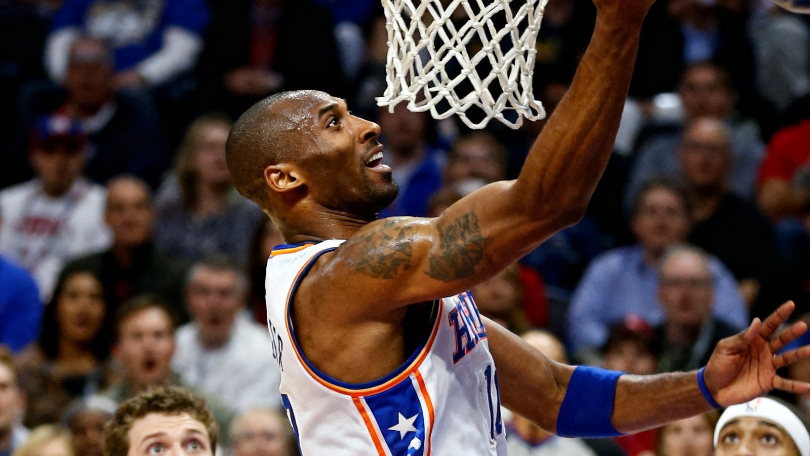 单进球剪辑封面：NBA比赛中一位球员腾空而起完成暴力扣篮的瞬间特写，肌肉线条分明，篮球即将穿过篮筐，背景是震惊的对手和观众